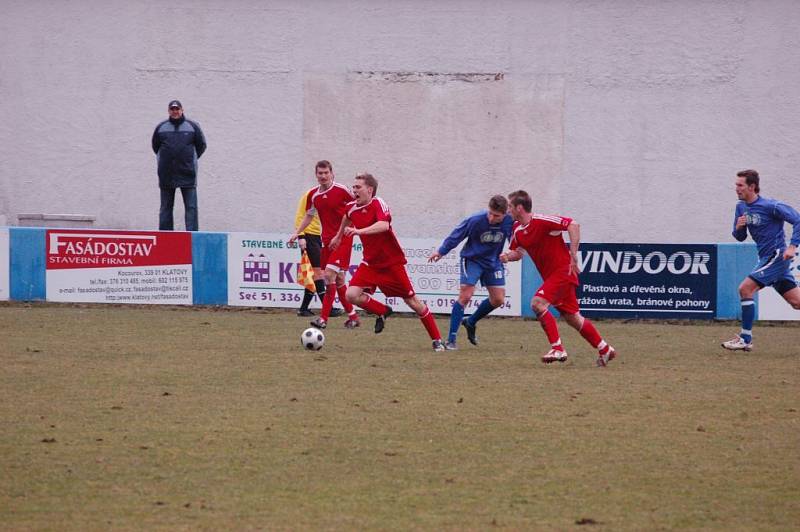 Fotbalisté Klatov (v červených dresech) v utkání divizní skupiny A doma remizovali s favorizovanou Třeboní 0:0.