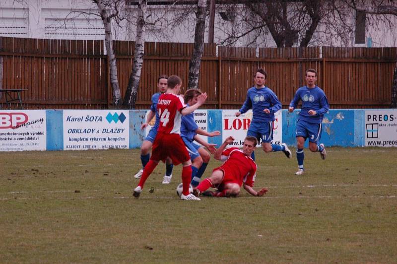 Fotbalisté Klatov (v červených dresech) v utkání divizní skupiny A doma remizovali s favorizovanou Třeboní 0:0.