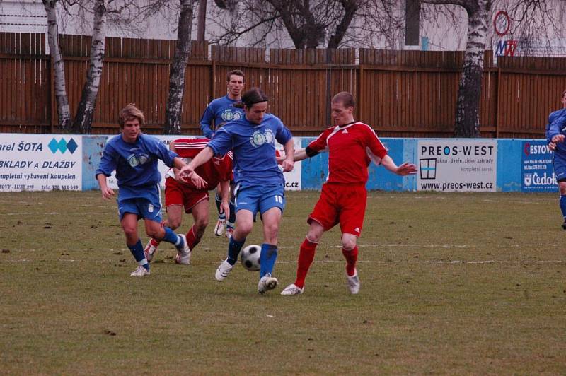 Fotbalisté Klatov (v červených dresech) v utkání divizní skupiny A doma remizovali s favorizovanou Třeboní 0:0.