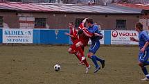 Fotbalisté Klatov (v červených dresech) v utkání divizní skupiny A doma remizovali s favorizovanou Třeboní 0:0.