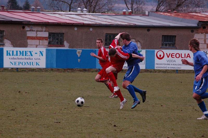 Fotbalisté Klatov (v červených dresech) v utkání divizní skupiny A doma remizovali s favorizovanou Třeboní 0:0.