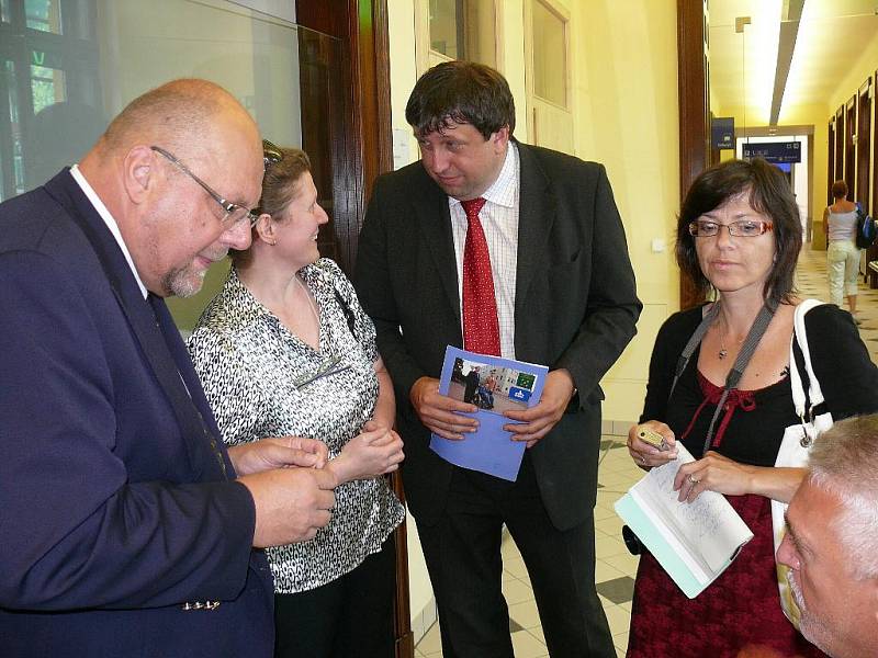 EUROKLÍČEM SI nově handicapovaní či matky s dětmi odemknou toalety například na zrekonstruovaném nádraží v Mariánských Lázních. 