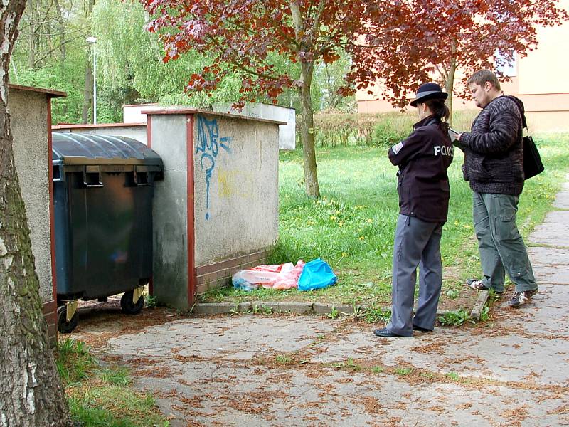 Policisté zajišťovali stopy na chebském sídlišti Skalka. Lidé tu našli mrtvého muže. 