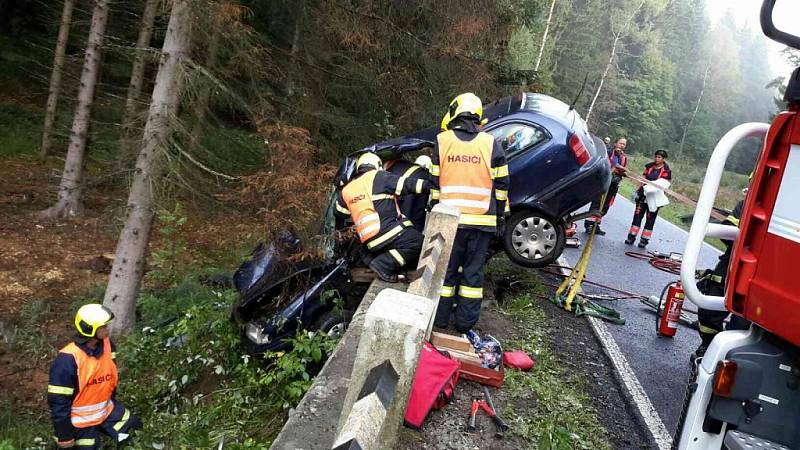 Tragická nehoda v Lubech. Řidič narazil s autem do betonového můstku a zraněním na místě podlehl