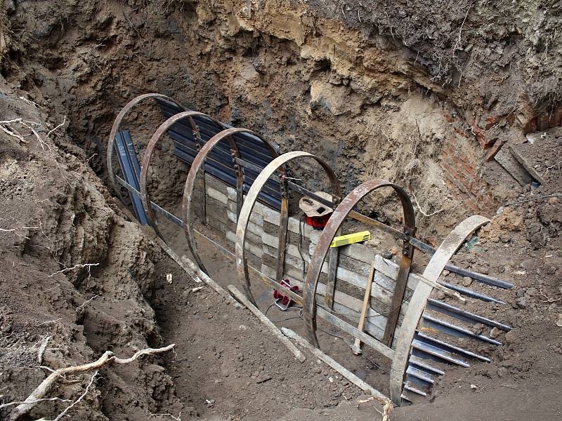 Na Komorní hůrku se vrátili seismologové s technikou, aby tu mohli pokračovat s hloubením Goethovo štoly.