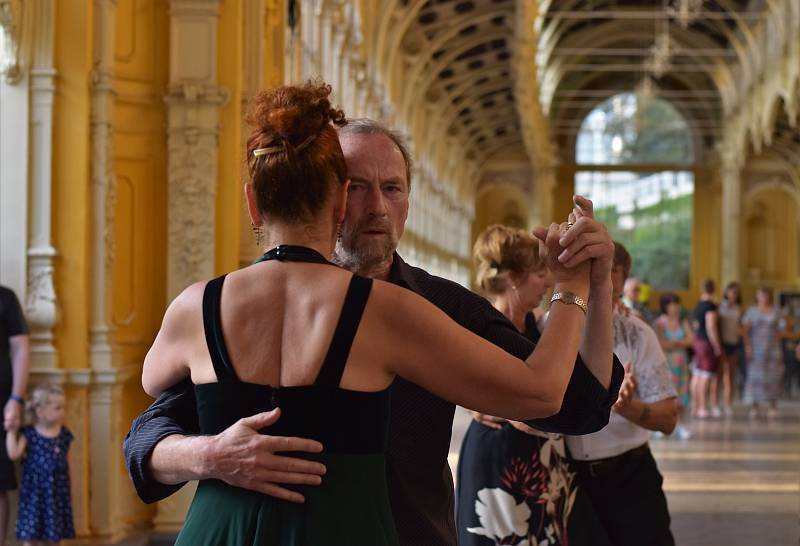 Argentinské tango tančili na kolonádě v Mariánských Lázních.