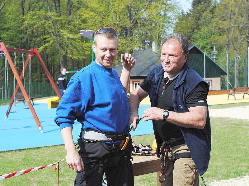 Lezecká stěna na vrchu Háj v Aši se otevřela veřejnosti a bude tomu tak každý měsíc.