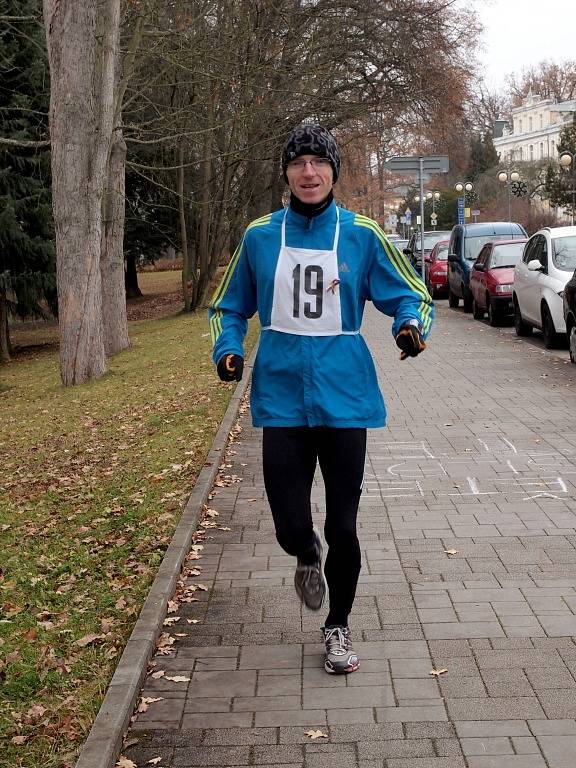 Běžecký happening pořádala Běžecká škola Miloše Škorpila ve spolupráci s Farní charitou Cheb. A ti, kteří se zúčastnili letošní 'Františkolázeňské 23hodinovky', pomáhali chebské organizaci Joker, stejně jako v minulém roce.