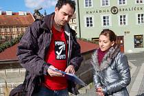 Občané Karlovarského kraje se mohou v ulicích nyní setkávat se studenty dobrovolníky, pomáhajícími ve velkém dotazníkovém průzkumu zaměřeném na problematiku domácího násilí.