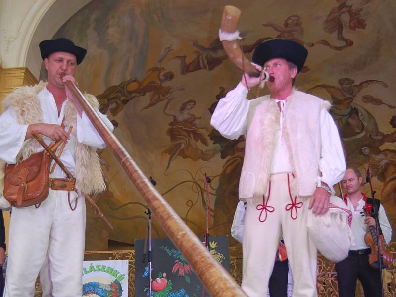 MARIÁNKY PATŘILY FOLKLORU. Mezinárodní folklorní festival Mariánský podzim se tradičně uskutečnil v Mariánských Lázních. Kromě vystoupení na kolonádě nebo v anglikánském kostele měli místní i hosté možnost spatřit krásu lidových krojů při průvodu městem. 