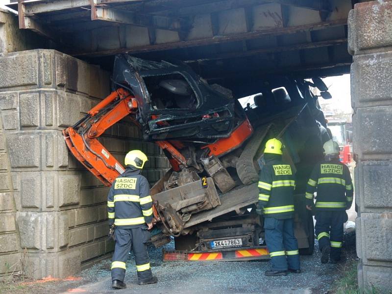 Nepříjemné překvapení čekalo včera na řidiče nákladního vozidla při projíždění pod železničním viaduktem v Nebanicích na Chebsku. Šofér si totiž neuvědomil, že na korbě veze bagr, který je příliš vysoký na to, aby pod viaduktem projel. 