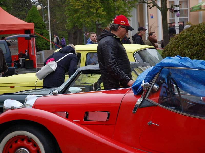 Nablýskané plechové miláčky předvedli majitelé historických automobilů a motocyklů ve Františkových Lázních.