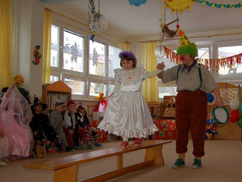 Maškarní ples v chebské školce v ulici 26. dubna, kerý se konal ve čtvrtek 26. února