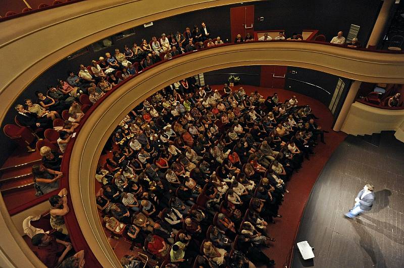 Divadlo Boženy Němcové ve Františkových Lázních chce oživit jak samotné prostory divadla, tak i svůj repertoár. Chystá i spolupráci se Západočeským divadlem Cheb.