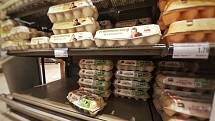 V některých supermarketech je situace tak vyhrocená, že zákazníci dostávají nedostatkové zboží na příděl.