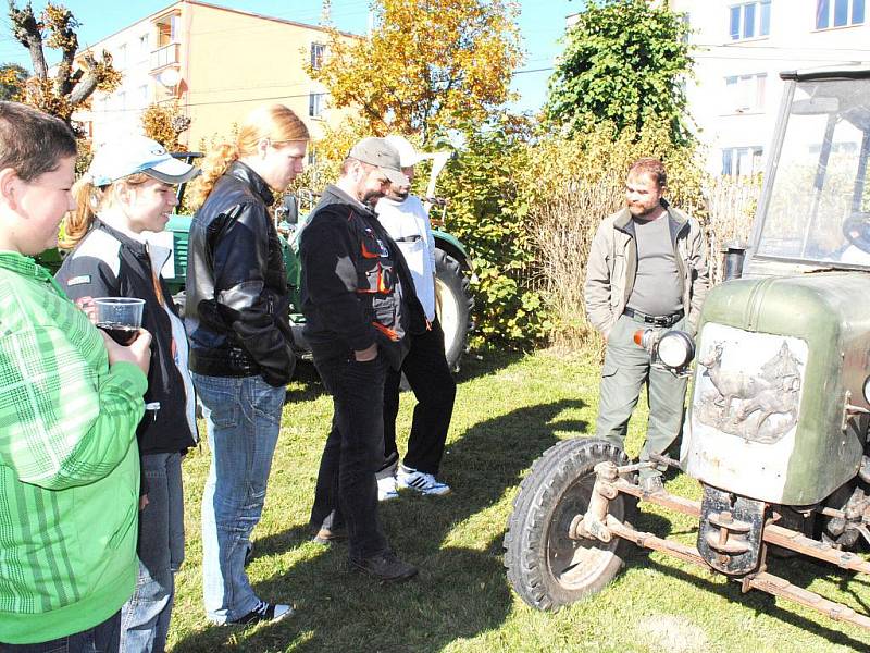 Traktorklub zakončil ve Skalné letošní sezónu, a to malou přehlídkou a spanilou jízdou přes město. 