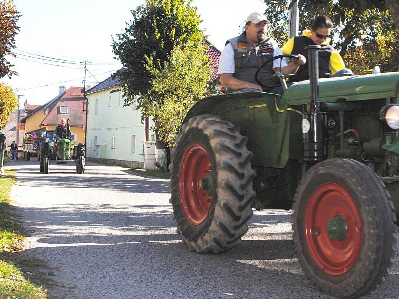 Traktorklub zakončil ve Skalné letošní sezónu, a to malou přehlídkou a spanilou jízdou přes město. 