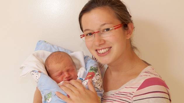 VÍT TLUČHOŘ se narodil ve čtvrtek 19. září v 10.24 hodin. Při narození vážil 3 000 gramů a měřil 51 centimetrů. Maminka Mirka a tatínek Honza se radují z malého Vítka doma v Mariánských Lázních.