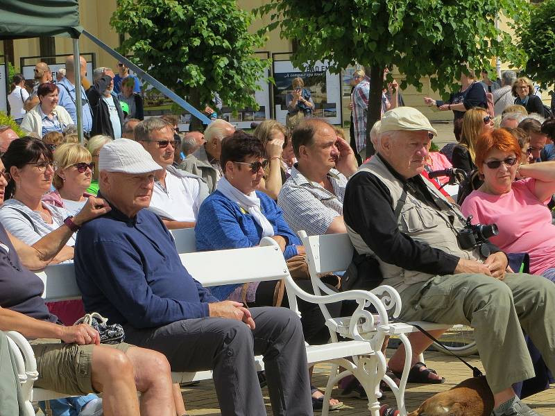 Přes osm stovek vtipů bylo týden vidět na Národní třídě ve Františkových Lázních. Konal se tu totiž pátý ročník Mezinárodního festivalu kresleného humoru.