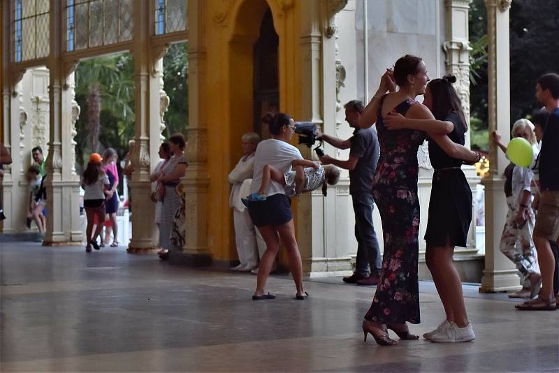 Argentinské tango tančili na kolonádě v Mariánských Lázních.