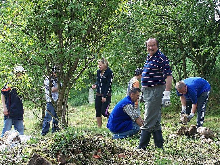 OBYVATELÉ POUSTKY se sami pouštějí do obnovy vzhledu obce. Ocenění v soutěži Vesnice roku za inovativní přístup ke komunitnímu plánování, to je velké ocenění hlavně pro občany za aktivitu a pomoc místní samosprávě. 