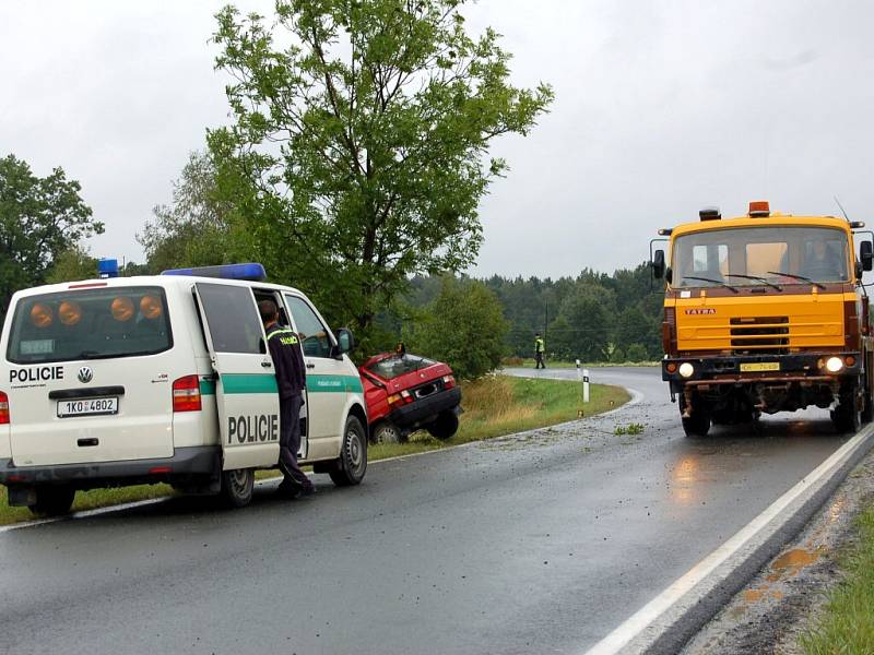 Tragická dopravní nehoda se stala v úterý 22. července u Skalné na Chebsku. Řidička nepřežila náraz do stromu