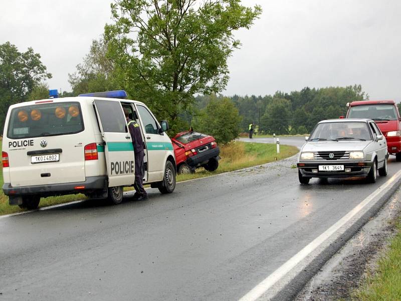 Tragická dopravní nehoda se stala v úterý 22. července u Skalné na Chebsku. Řidička nepřežila náraz do stromu