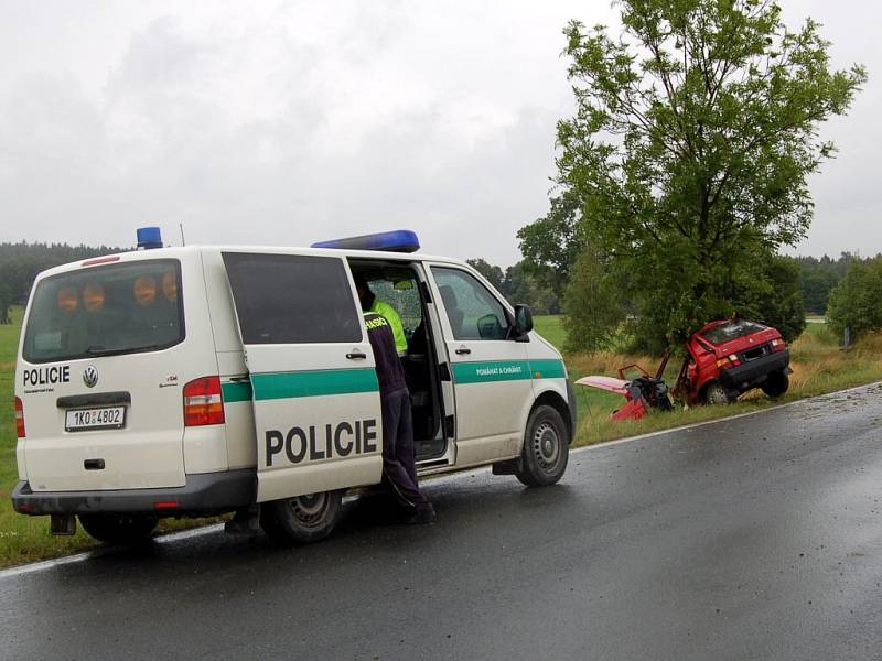 Tragická dopravní nehoda se stala v úterý 22. července u Skalné na Chebsku. Řidička nepřežila náraz do stromu