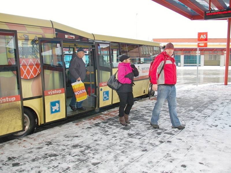 CESTUJÍCÍ NEJEN Z CHEBU si nemohou nový terminál vynachválit. Včera využili hned několika autobusových spojů. 