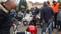 Nablýskané plechové miláčky předvedli majitelé historických automobilů a motocyklů ve Františkových Lázních.