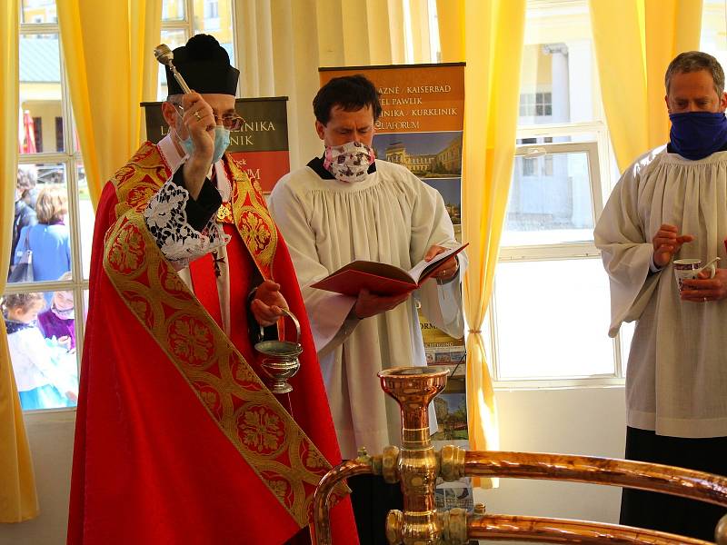 Během žehnání pramenům museli lidé dodržovat epidemiologická nařízení.