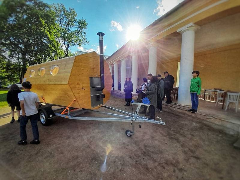 Zanedlouho se bude Mariánskými Lázněmi promenádovat mobilní sauna. Spolek Švihák tak chce dát možnost i veřejnosti prožít příjemné wellness chvilky, které jsou doteď přístupné spíše lázeňským hostům.