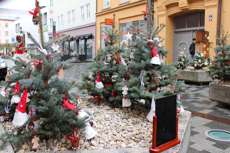 Květináče v horní části chebského náměstí Krále Jiřího z Poděbrad slouží během vánočních trhů jako povinné bezpečnostní zábrany. Každý rok je však ozdobí zdejší školy a následně soupeří o nejhezčí výzdobu.