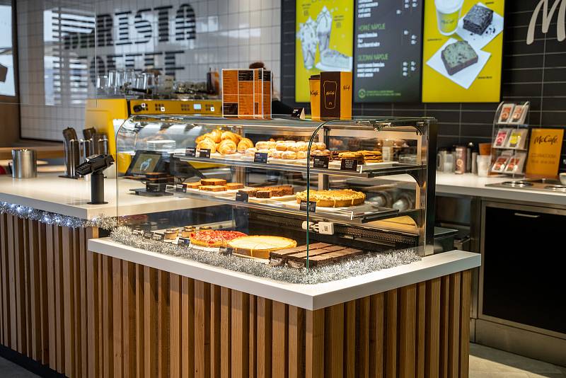 V centru Chebu se v pátek 17. prosince otevřely dveře restaurace McDonald’s. Ta nabízí 90 míst k  sezení uvnitř padesát osm míst na zahrádce, moderní interiér, digitální objednávkové kiosky i objednávky z auta - McDrive.