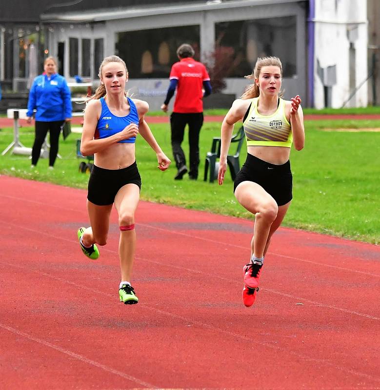 Karlovarské kontrolní závody uspořádal v týdnu na městském atletickém stadionu v lázeňském městě Triatlet Karlovy Vary.