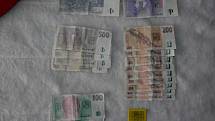 Snímky zabavených drog a peněz při domovních prohlídkách.