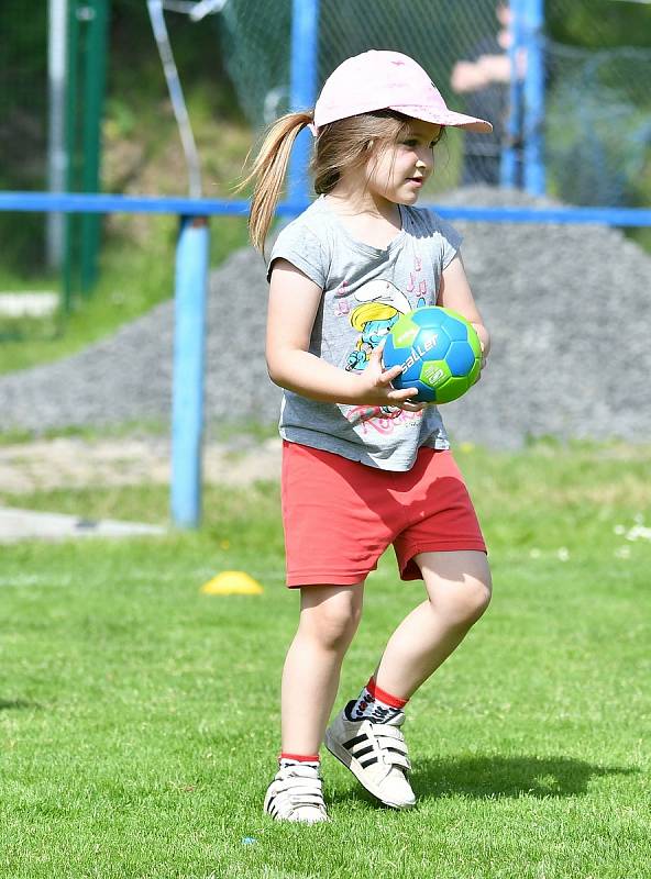 Nejdecký fotbalový stadion na Limnici se dnes prohýbal v základech. FK Nejdek se premiérově zapojil do projektu Fotbalové asociace ČR – Můj první gól.