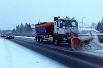 Situace na dálnici D6 v Karlovarském kraji je stále komplikovaná, přestože silničáři se ji snaží udržet sjízdnou. Jízda po ní stále vyžaduje velkou opatrnost, sníh začal tát a mění se v břečku.