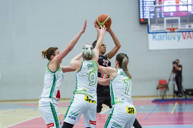 Utkání o třetí místo českého poháru v basketbalu žen, Final 4 v Karlových Varech, BS DSK Basketball Nymburk KV - BLK Slavia Praha (v červených dresech).