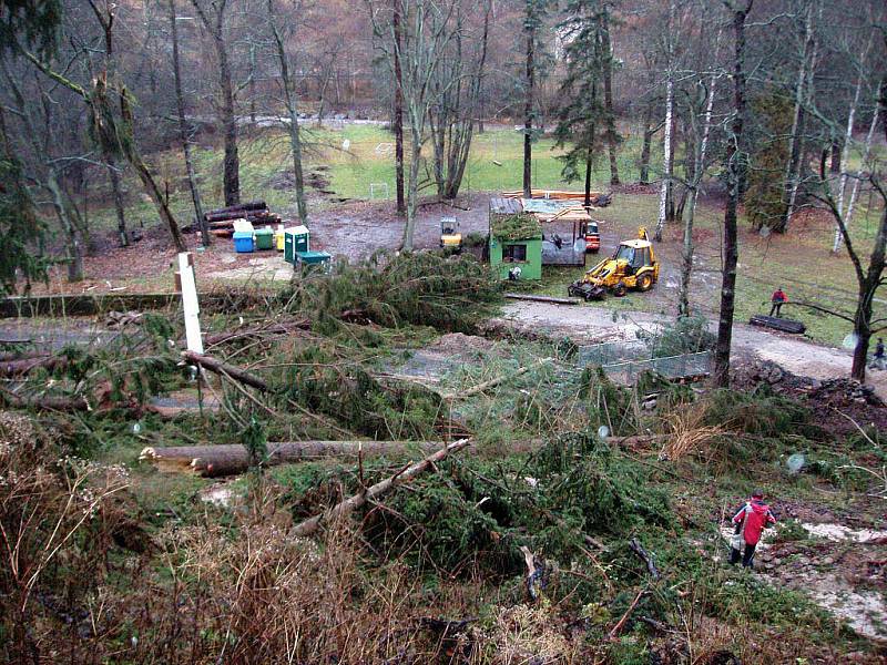 Větrná smršť poničila bečovskou botanickou zahradu