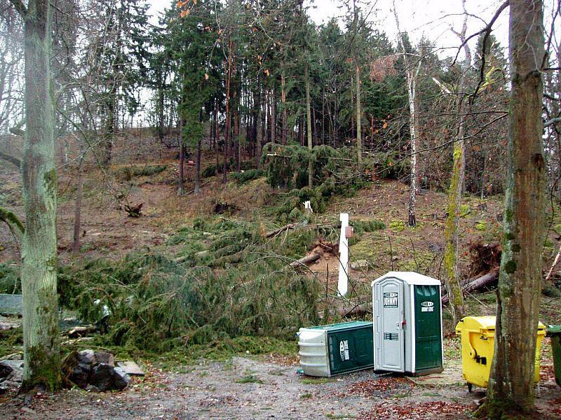 Větrná smršť poničila bečovskou botanickou zahradu