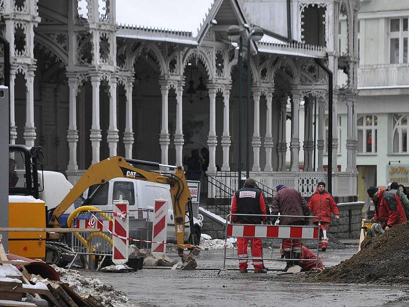 Rozkopané lázeňské centrum Karlových Varů v lednu 2010.