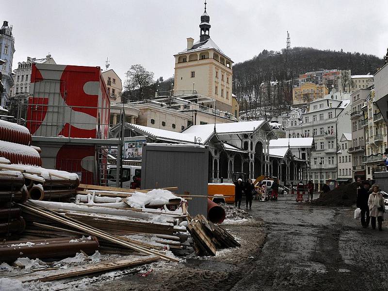 Rozkopané lázeňské centrum Karlových Varů v lednu 2010.