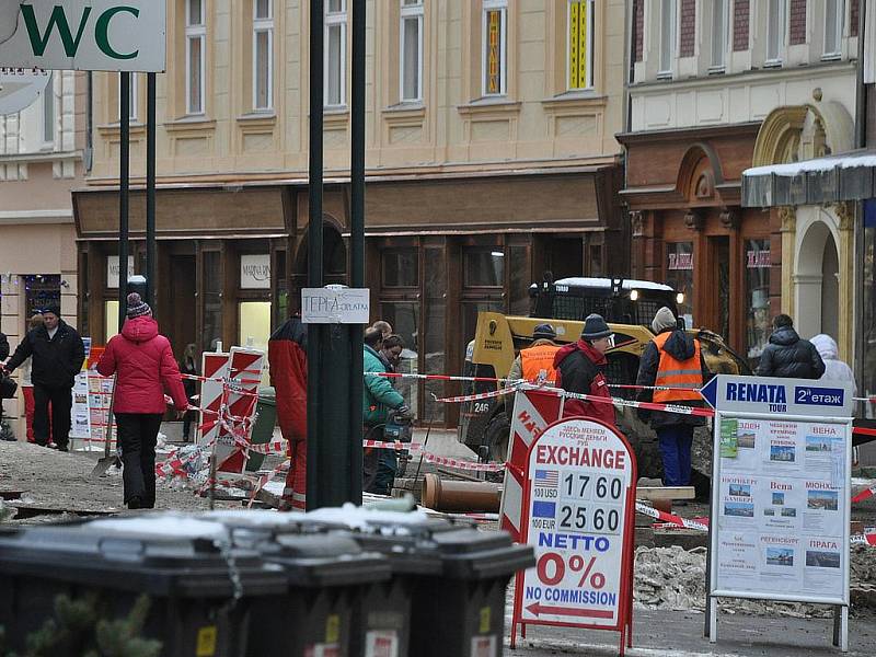 Rozkopané lázeňské centrum Karlových Varů v lednu 2010.