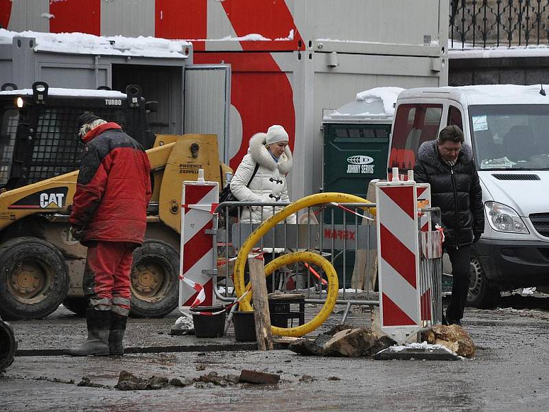 Rozkopané lázeňské centrum Karlových Varů v lednu 2010.