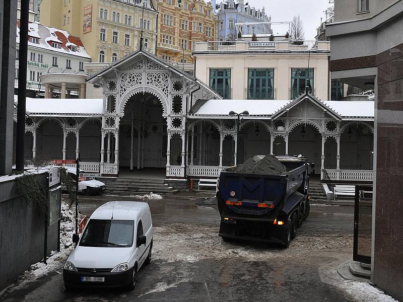 Rozkopané lázeňské centrum Karlových Varů v lednu 2010.