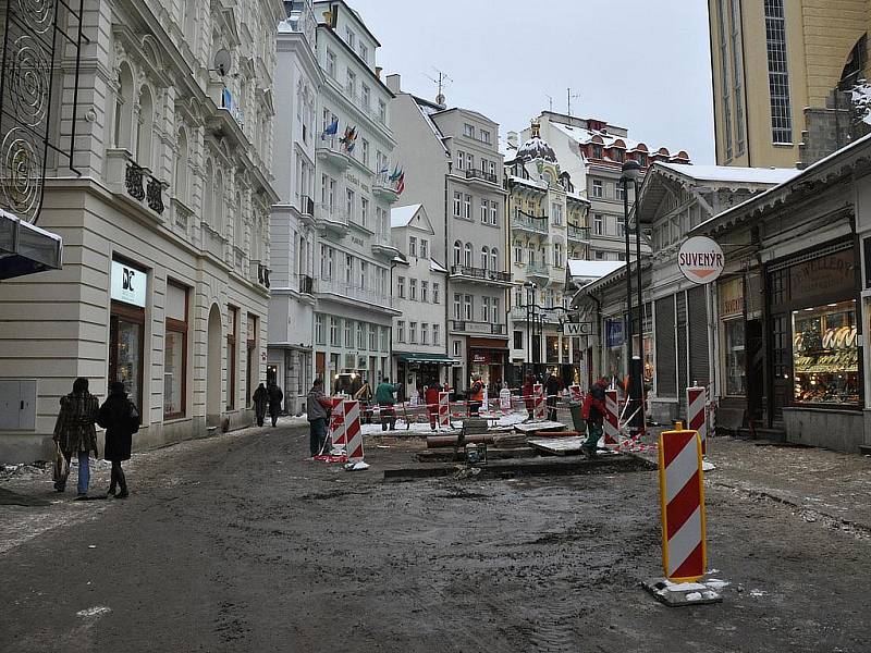 Rozkopané lázeňské centrum Karlových Varů v lednu 2010.