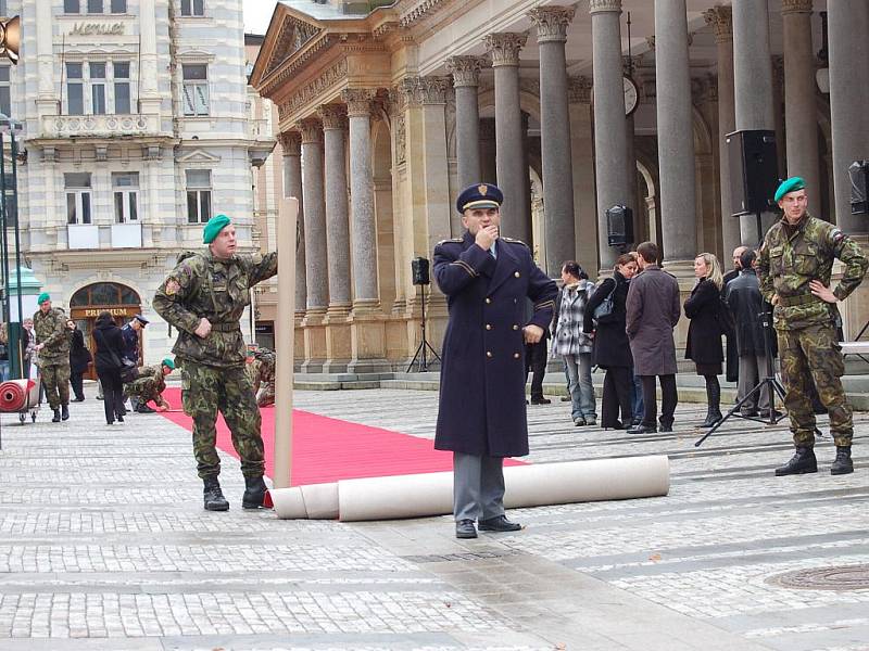 Přípravy na uvítací ceremoniál summitu prezidentů visegrádské čtyřky v Karlových Varech.