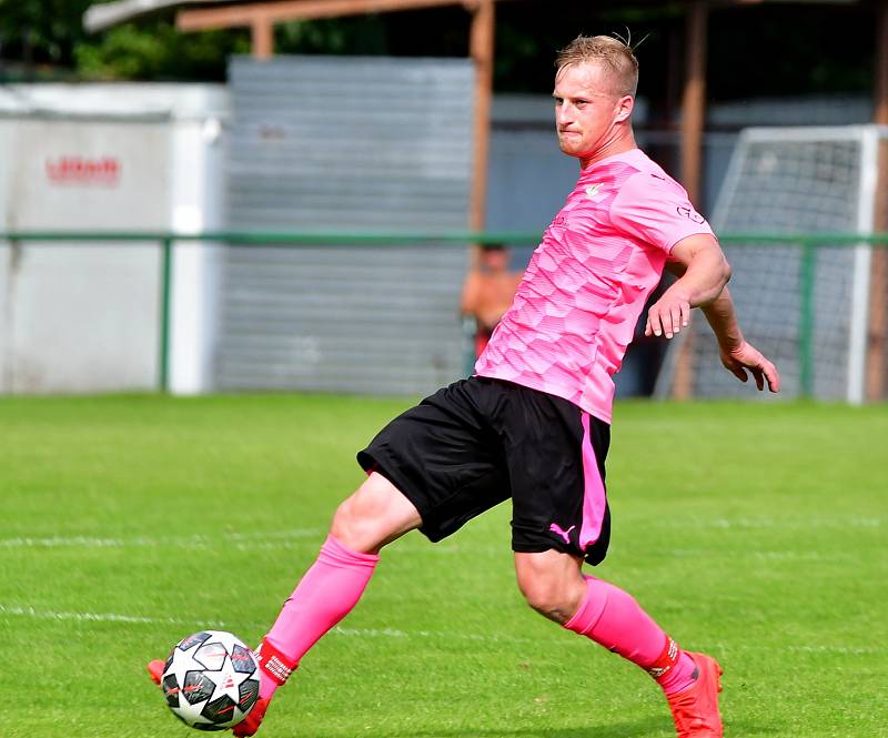 Cenný bod si připsala ve 4. kole krajské I. A třídě na konto rezerva FK Ostrov, která dosáhla v souboji s TJ Karlovy Vary-Dvory po výsledku 1:1 na bodový zisk.