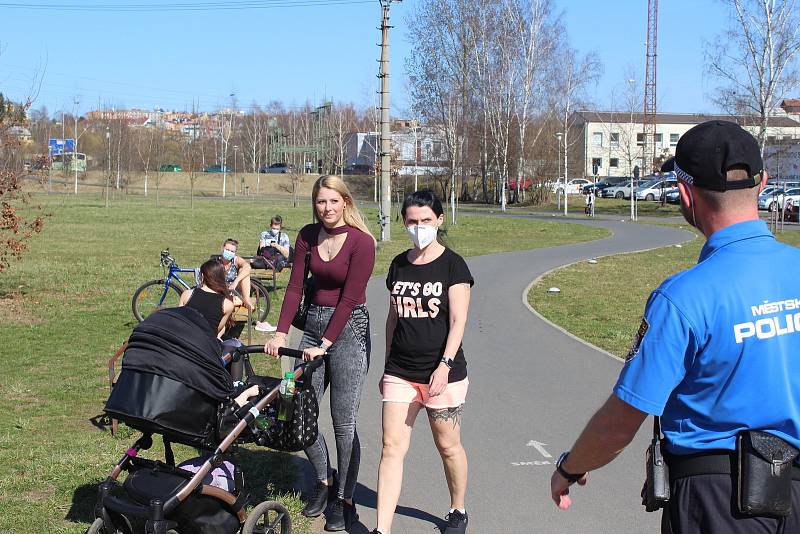 Strážníci karlovarské městské policie navštívili během středečního krásného odpoledne Rolavu a Meandr, kde je v těchto dnech velká koncentrace lidí. Kontrolovali, jak se dodržují nařízení.